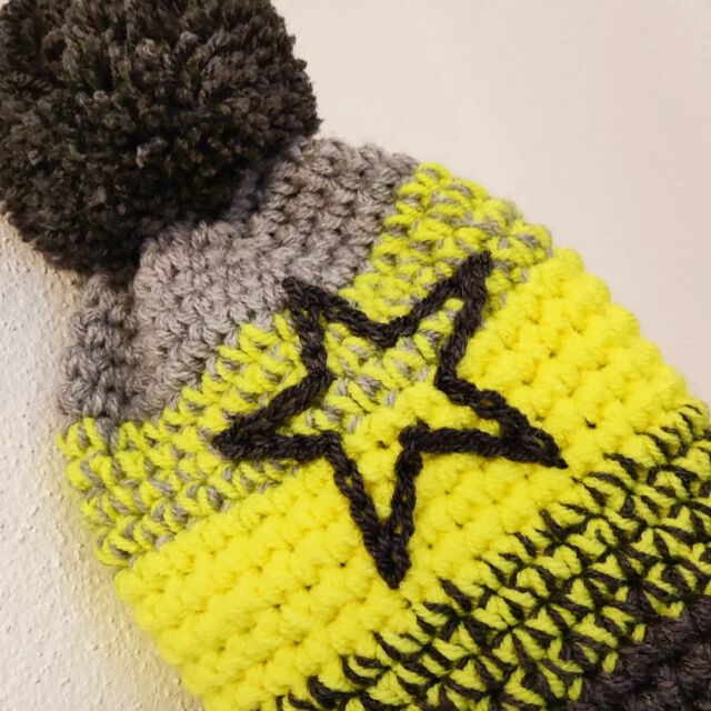 ...mit Sternen Stickerei...
.
.
.
#handmade #handmadeaccessoires #croshet #gehäkelt #wolle #mützenzeitbeginnt #pinkbommel #bommelmütze