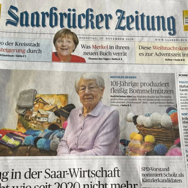 Vor einigen Tagen durften wir @christinefunkphotography bei uns begrüßen. Sie knipste die Fotos für die Story unserer Oma Tilchen in der @saarbrueckerzeitung von Herrn Warscheid.
Und damit hat unsere Oma es sogar auf die Titelseite geschafft!
Danke vielmals -Wir hatten großen Spaß!
